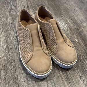 J/SLIDES Tan Sneakers - EXCELLENT condition ✨